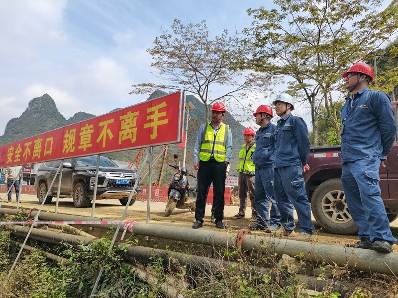 靖西供電公司相關負責人到公路施工點檢查指導施工安全工作。黃國福攝.jpg