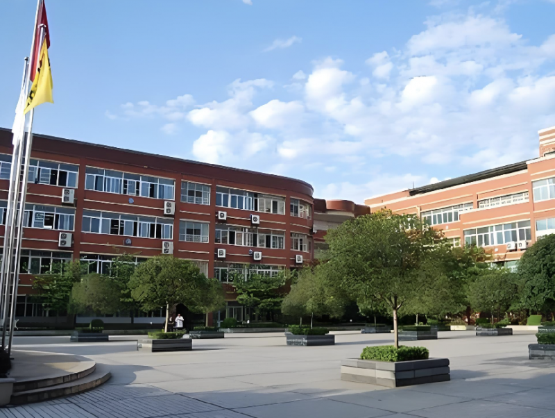 重慶校服招標引爭議 低價中標惹的禍.png