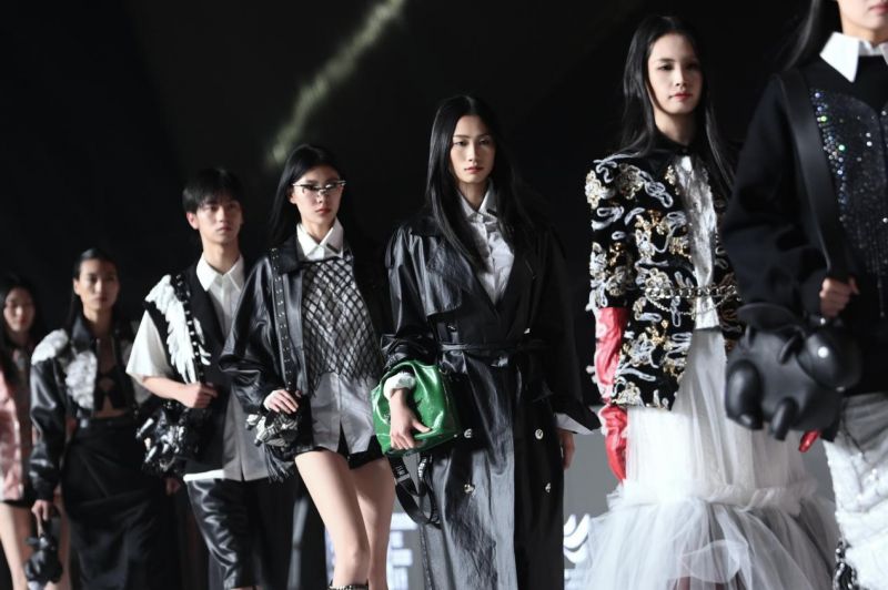 中港皮具城亮相廣州時尚產(chǎn)業(yè)大會 聯(lián)名金頂獎設(shè)計師首發(fā)新品