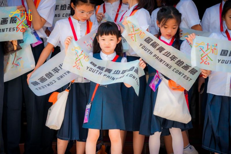 伊頓紀(jì)德校服亮相"友城繪"海外啟動(dòng)儀式 衣以載道傳遞中國(guó)校服美學(xué)