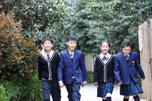 校服之美潤澤童心&mdash;&mdash;河南省七所中小學校陸續開展&ldquo;美的第一課&rdquo;