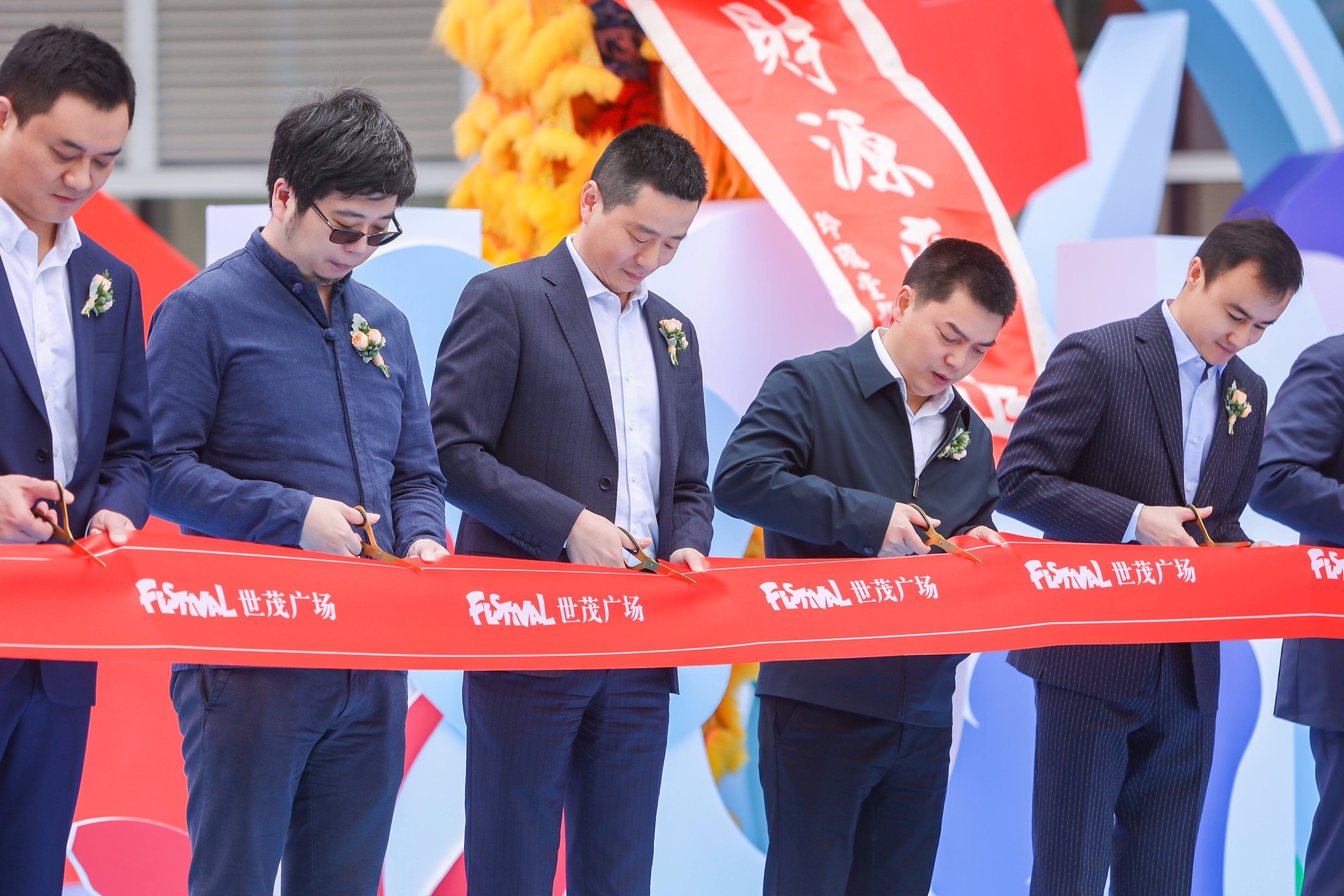 藍精靈現(xiàn)身微度假生活方式中心，成都世茂廣場正式開業(yè)