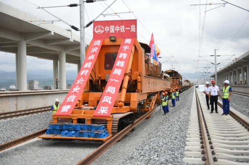 國(guó)內(nèi)首創(chuàng)有砟軌道智能鋪軌技術(shù)  助推中老鐵路建設(shè)高質(zhì)量推進(jìn)
