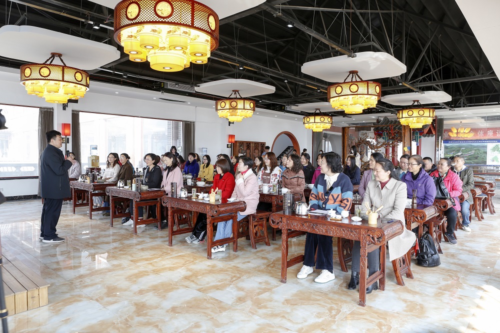 &ldquo;美麗三月，茶藝飄香&rdquo; 長(zhǎng)清區(qū)農(nóng)業(yè)農(nóng)村局女職工在桃花源萬(wàn)畝生態(tài)大茶海共赴一場(chǎng)春天的盛會(huì)