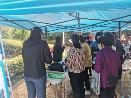 云智煥便民服務(wù)走進(jìn)社區(qū)，為住戶清洗空調(diào)凈化空氣