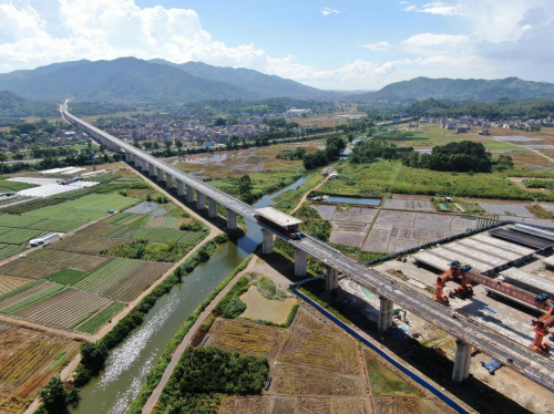 南玉鐵路站前工程NO8標順利完成標段內南寧方向箱梁架設任務