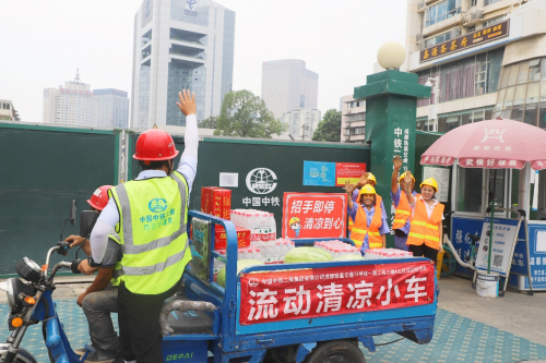 流動(dòng)&ldquo;清涼小車&rdquo;走紅地鐵建設(shè)工地