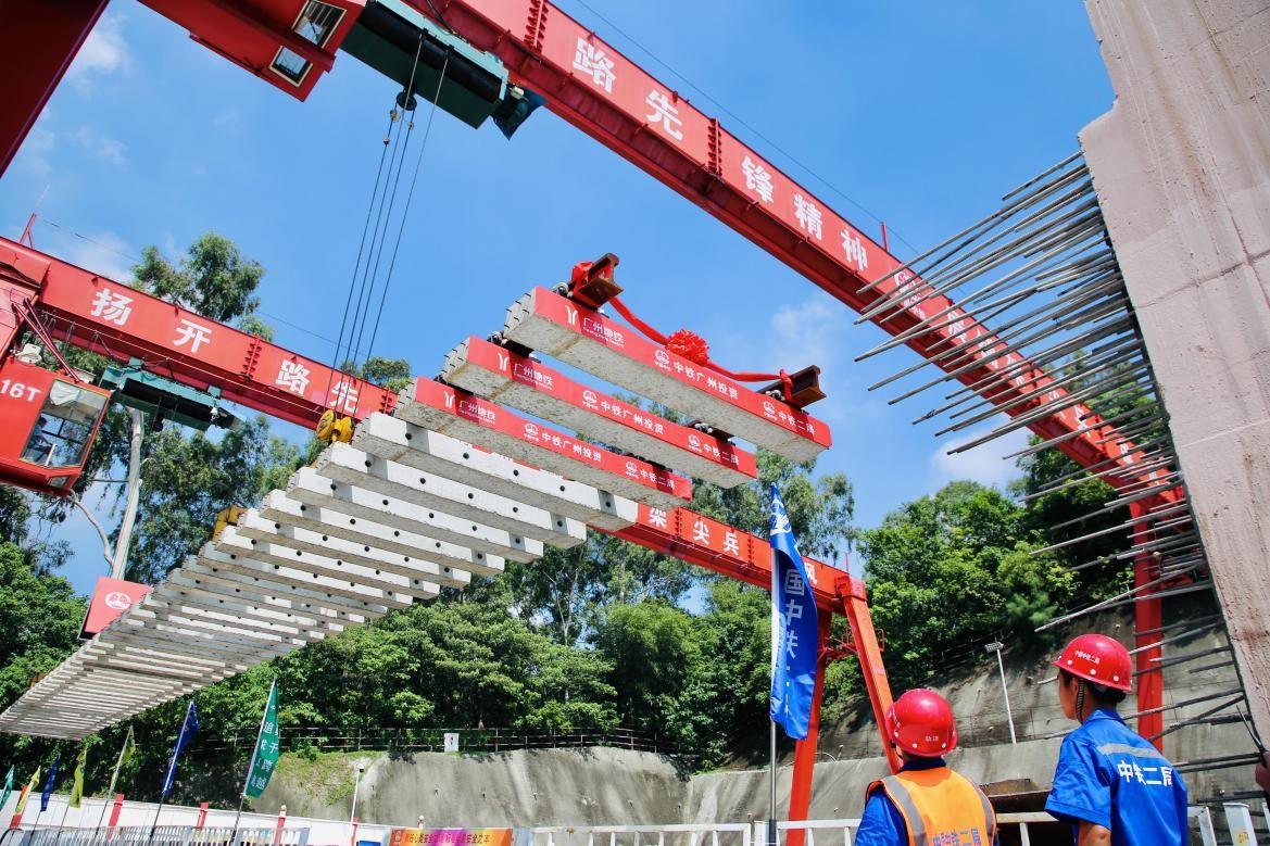 廣州首條環(huán)線地鐵開(kāi)始軌道工程施工