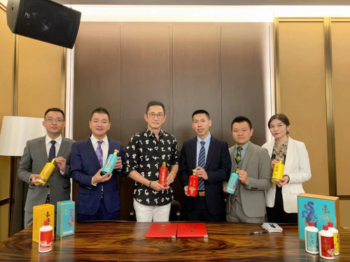 云倉(cāng)酒莊簽約著名演員吳啟華為豪邁白酒代言人