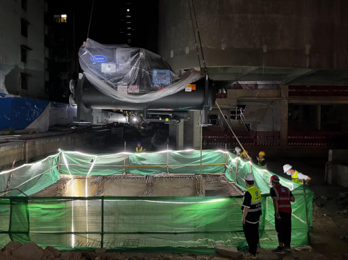 中建安裝南方公司深圳粵海置地大廈項目順利完成冷水機(jī)組吊裝 