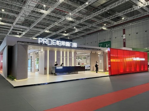 展會(huì)直擊｜閃耀全場(chǎng)，帕萊德門(mén)窗建博會(huì)首日盛況！