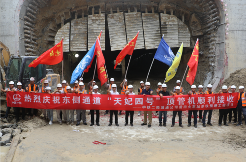 全國首臺超大斷面矩形頂管機成功下穿鐵路莆田站
