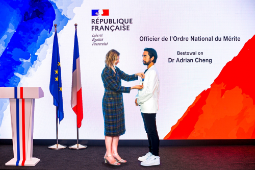 鄭志剛探索中外文化交流新道路，獲法國國家功績榮譽勛章
