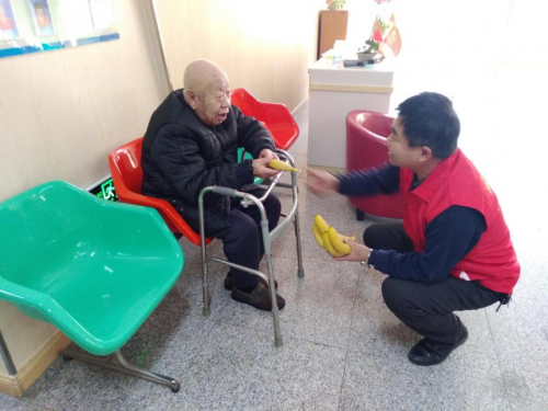 福利電影放映員：一次次的貼心陪伴，把愛灑遍青島福利院  