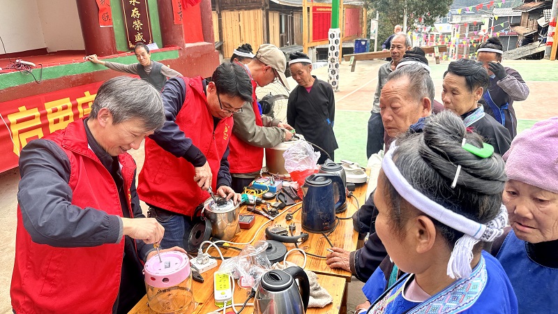黨員先鋒下基層 志愿服務暖人心