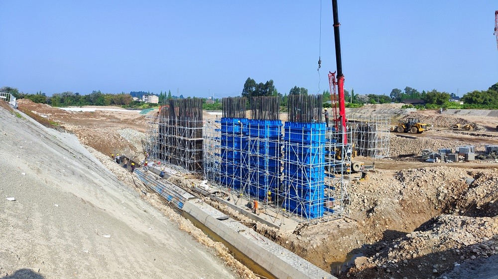 旗開得勝丨中德物流港園區二標項目首根墩柱順利澆筑