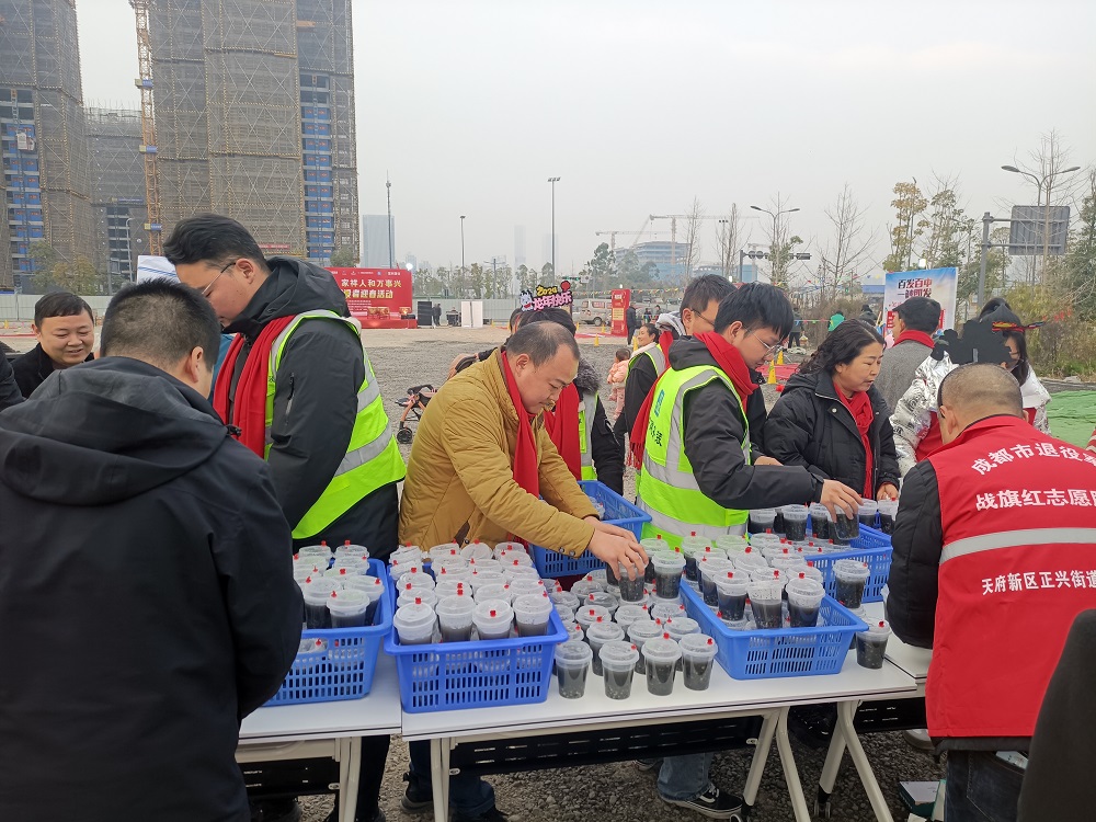 近300份臘八粥溫暖社區(qū)老人