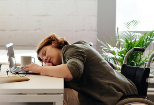 睡眠不足的打工人，需要一張易翻身的東寶床墊