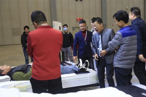 悠云山康養(yǎng)智能健康新產(chǎn)品成為廣東國際康養(yǎng)家居展 上的全場焦點