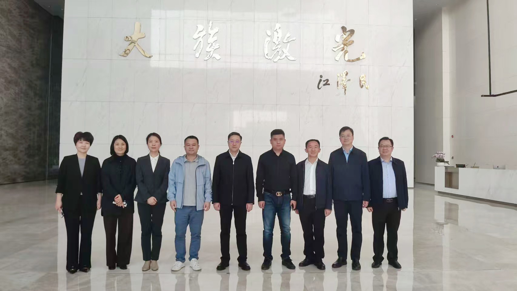 蘇州智慧倍增董事長廖于鋒陪同襄陽市市委常委，組織部部長趙芝斌一行前往大族激光考察交流