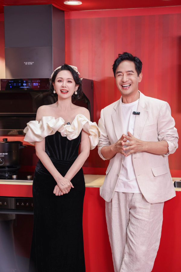 郭曉東程莉莎長沙直播大秀恩愛，智慧「瀞」廚房成婚姻保鮮秘籍