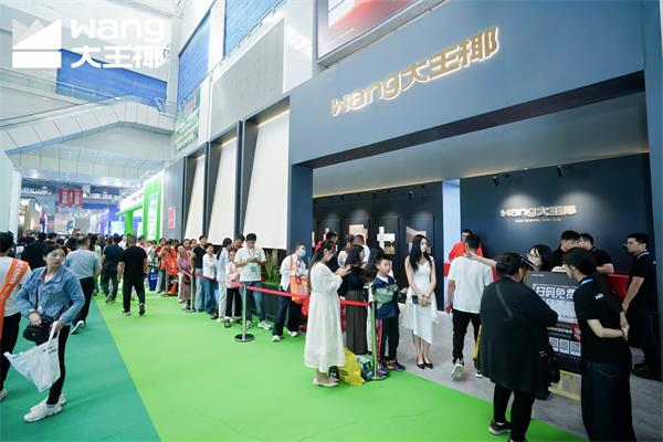 從國際設(shè)計(jì)鉑金獎到木博會人氣王，大王椰旗艦新品成就泛家居圈的共同選擇