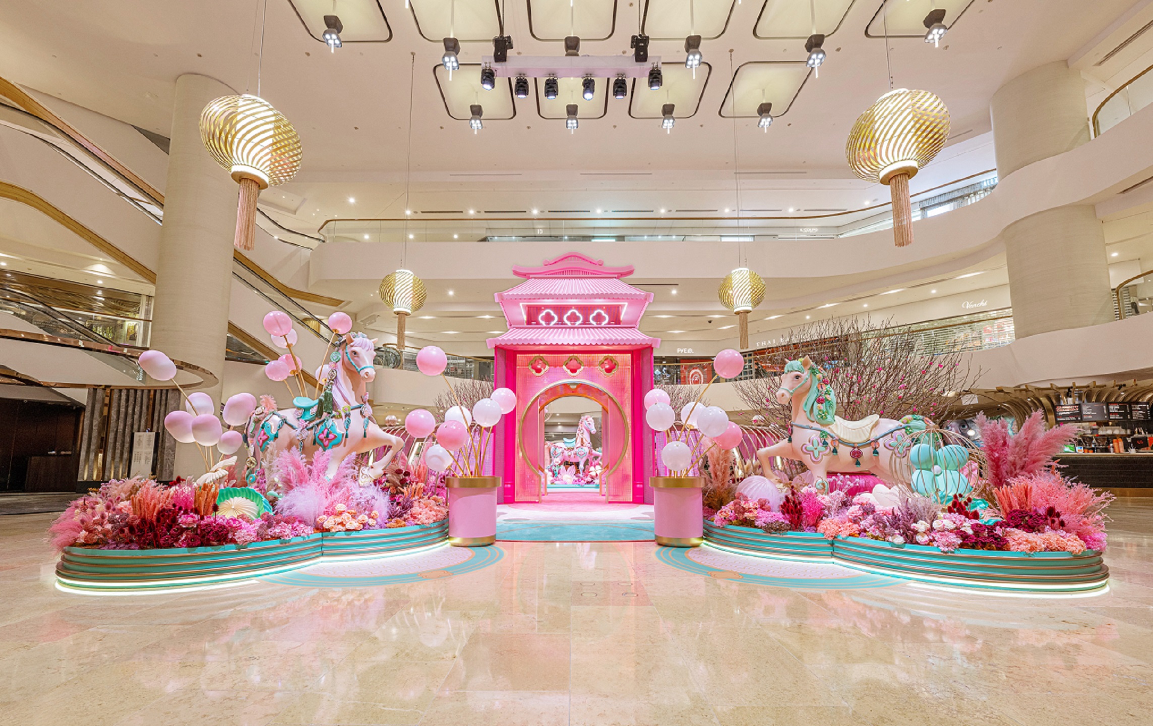 「駿馬星馳 錦簇而至」 太古廣場及星街小區(qū) 刺繡駿馬昂首闊步迎馬年