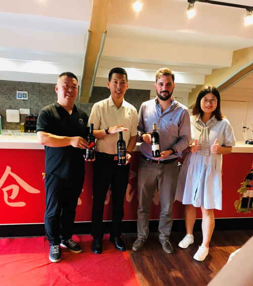 云倉酒莊總裁郭東衛先生為上海地區核心負責人做培訓會